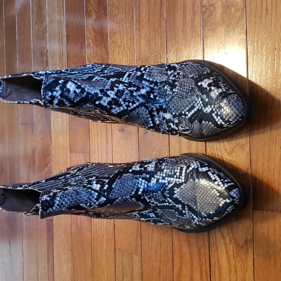 WOMENS SNAKESKIN ANKLE BOOTS SIZE 6M - Picture 2 of 4